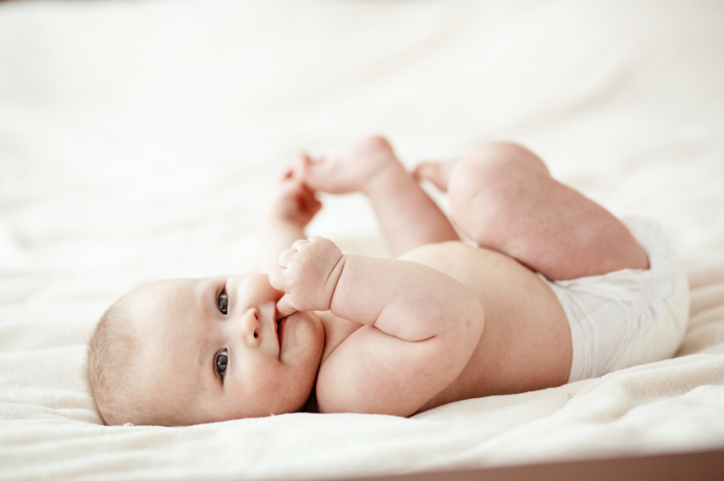 Por Que os Bebês Chupam e Mordem as Mãos?