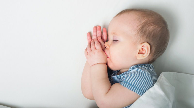 É Seguro Colocar Bebês para Dormir de Lado Descubra o Que os Especialistas Têm a Dizer!